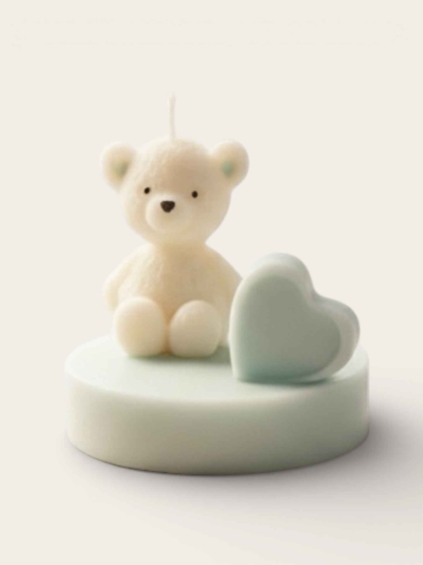 Osito con corazón y base de cera