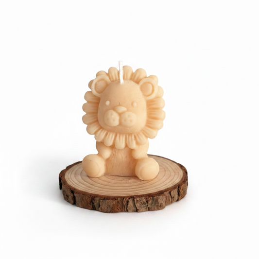 León en base de madera
